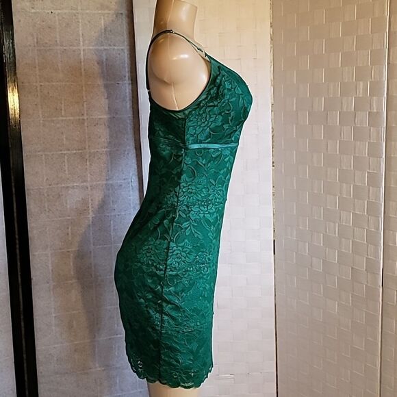 GUESS JOJO LACE BODYCON SLEEVELESS V-NECK MINI DRESS - Picture 5 of 11